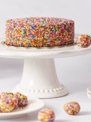 Torta manjar con grajeas