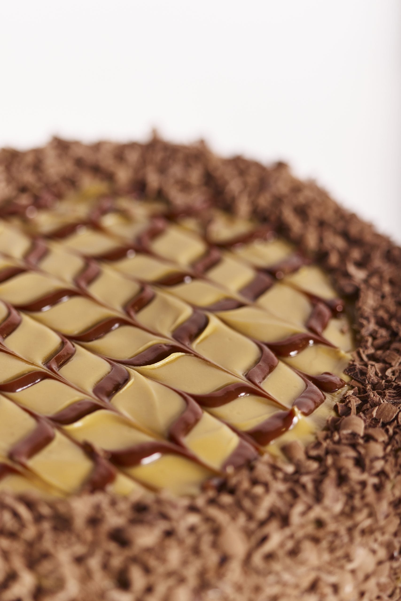 Foto cercana de la torta de chocolate con pistachos