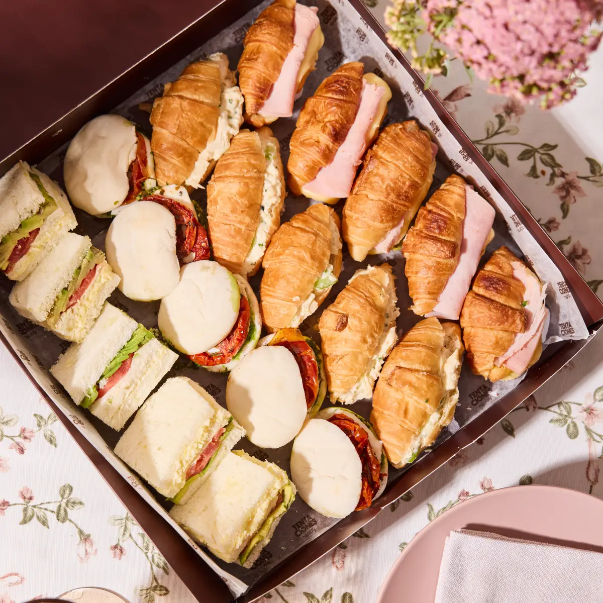 DM CAJA DE SANGUCHITOS MIXTO X 20 UNIDADES