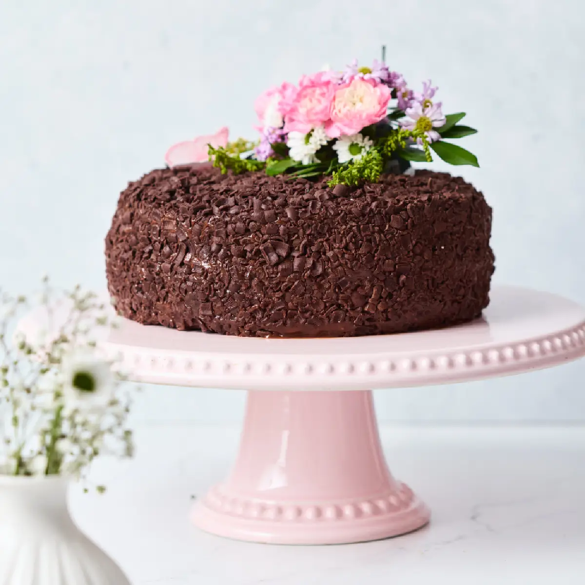 Torta chocolate mediana con flores